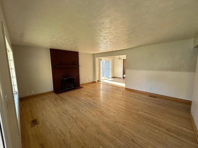 Photo - Spacious 4 Bedroom Home with Fireplace & F...