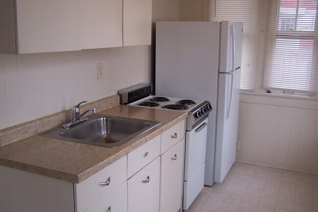 kitchen - 139 Carpenter Rd Townhome