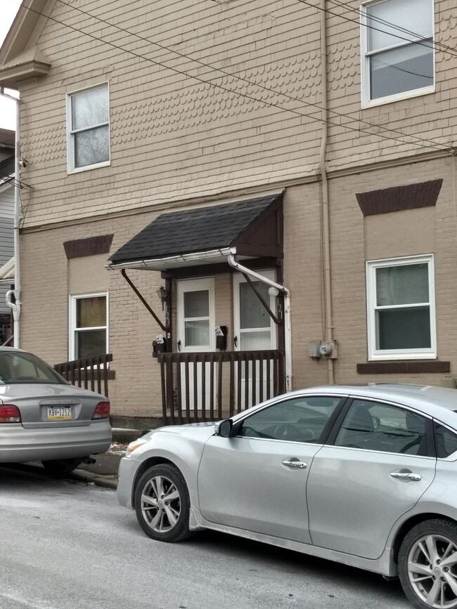 Building Photo - 121 College St