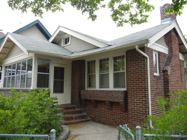Photo - Charming 3-Bed Home with Hardwood Floors and 1400 Sq Ft of Comfort in Minneapolis