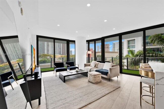 Photo - 121 NE 34th St Unidad L304