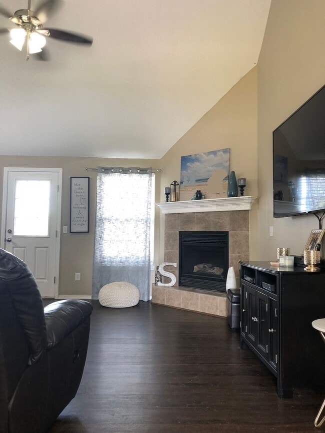 Photo - Republic Schools - Gorgeous 4 Bed 2 Bath 2 Car Garage For Rent