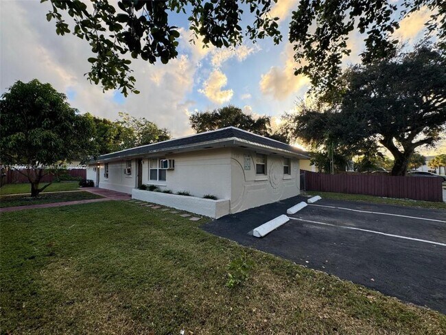 Building Photo - 2 bedroom in Dania FL 33004 Unit 2 Rental