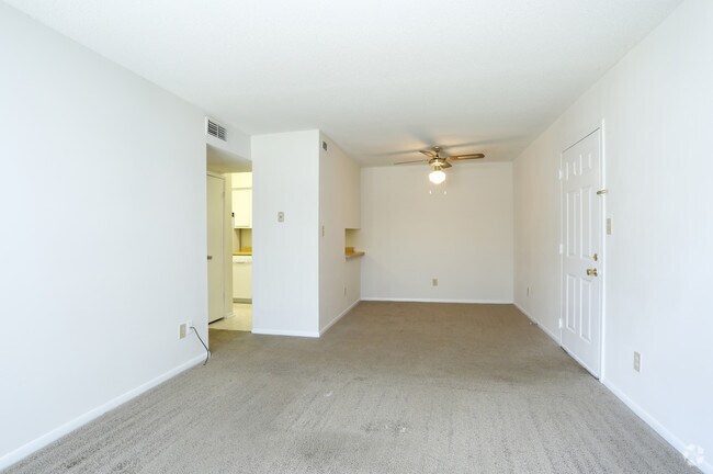 2BR, 2BA - 902sf- Living Area