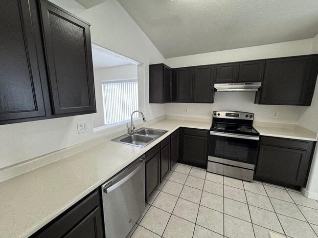Photo - Beautiful 3 bed, 2 bath home in convenient El Mirage neighborhood!
