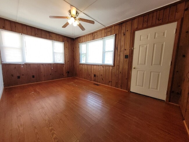 Photo - Cozy 2 Bed 1 Bath Cottage near Downtown El...
