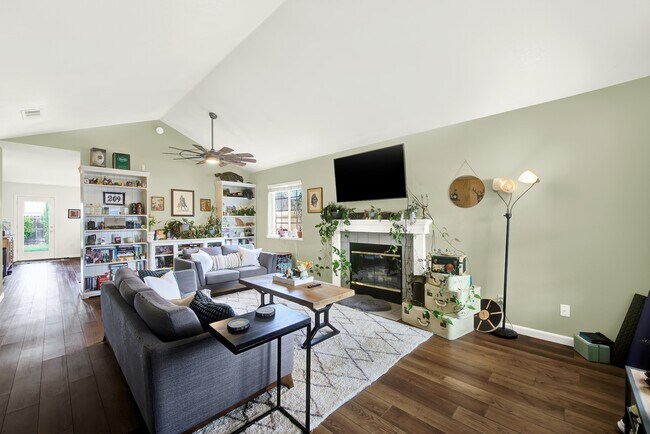 Photo - 209 White Oak Ln