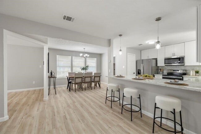 Building Photo - 1819 Redwood Ct