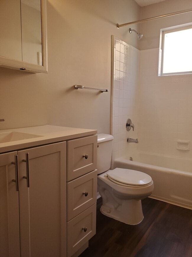 Photo - 2 Bedroom 1 Bathroom Downstairs unit with off street parking in Midtown Savannah Unidad A