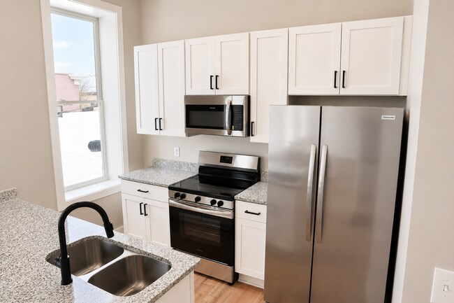 Building Photo - 128 N Water Ave Unit D