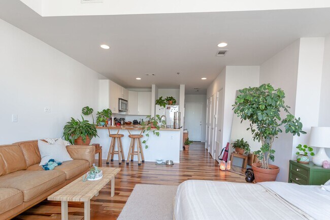 Building Photo - Cozy 1/BR 1/BA with Private Balcony & Mode... Rental