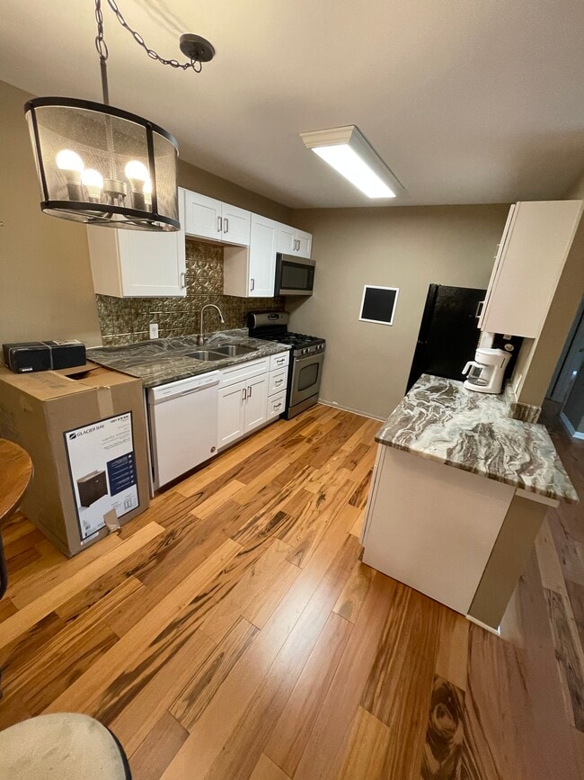 Building Photo - 125 Twin Oaks Dr Unit 125 twin oaks 301