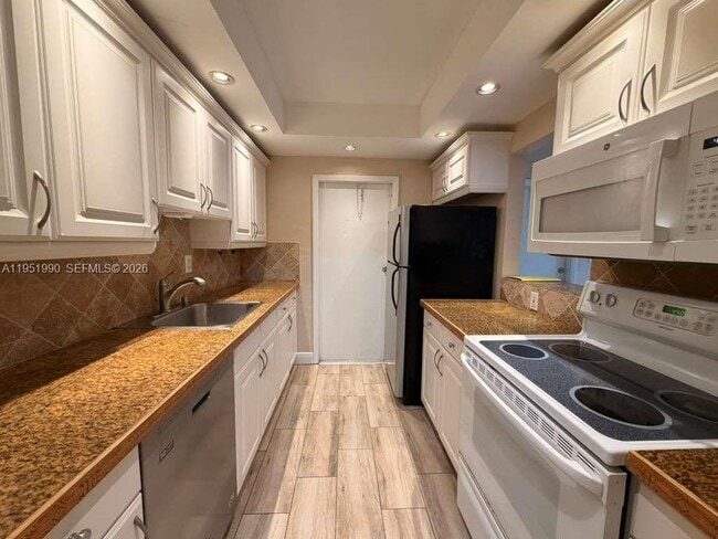 Building Photo - 13858 SW 90th Ave Unit 108-KK