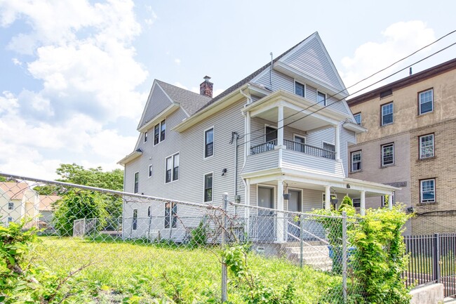 Building Photo - Updated 3 bedroom 1st floor apartment in Waterbury Unit 1st Floor