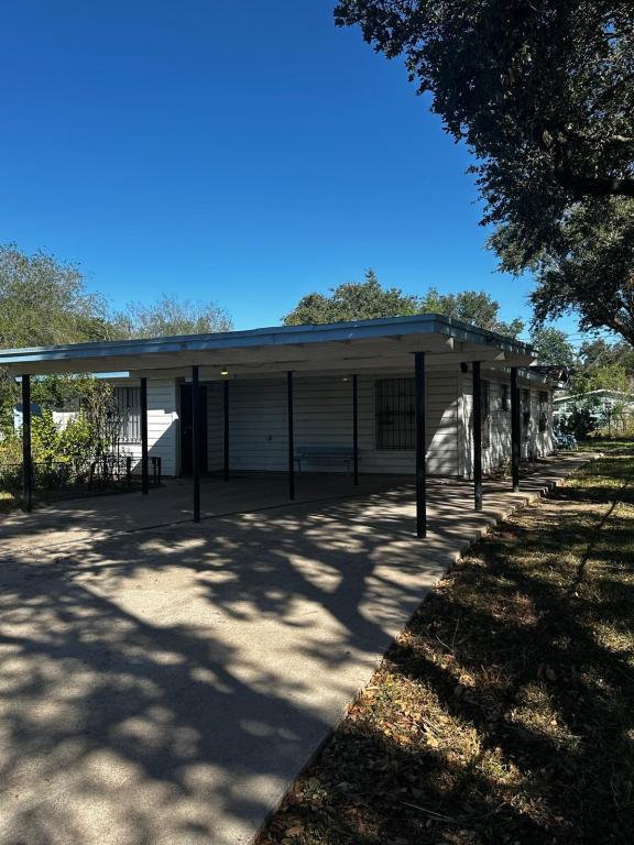 Building Photo - 1317 E Champion St