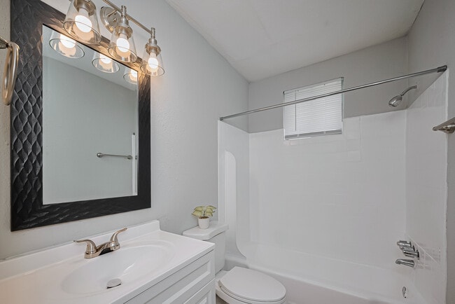 Building Photo - Mangum Oaks Rental
