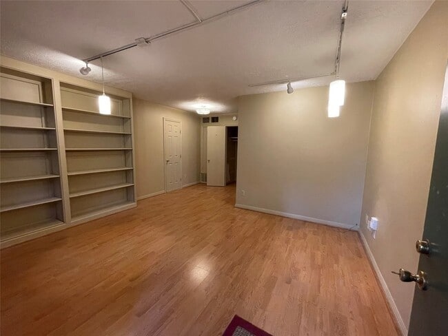 Building Photo - 1324 Cortlandt St Unit 1