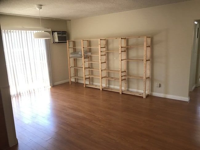 Photo - 5049 Denny Ave Unidad 7