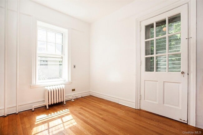 Photo - 568 W 261st St Unidad 2