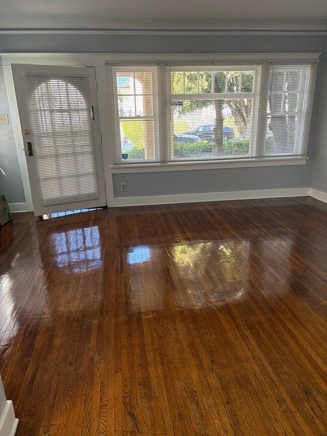 Living Room - 766 N Ridgewood Pl