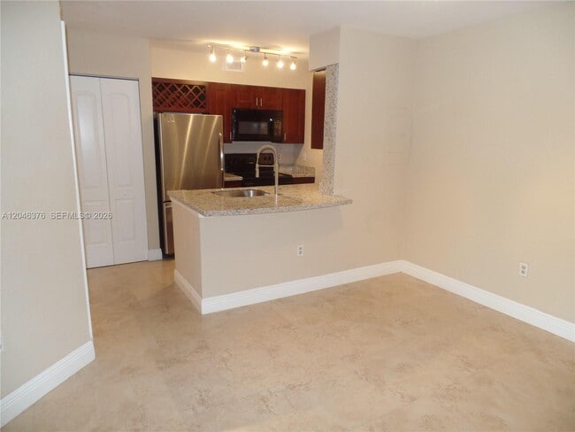 Building Photo - 2811 N Oakland Forest Dr Unit 205