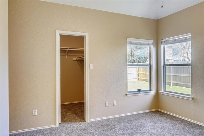 Photo - 2858 Southampton Way