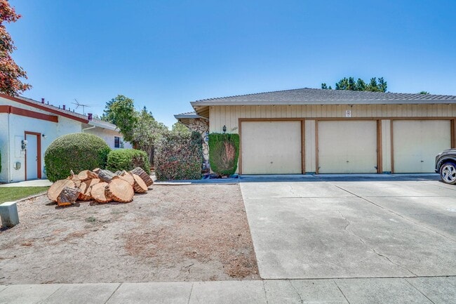 3484-3486 Angelina Dr