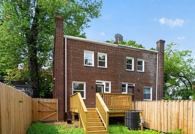1712 U St SE
