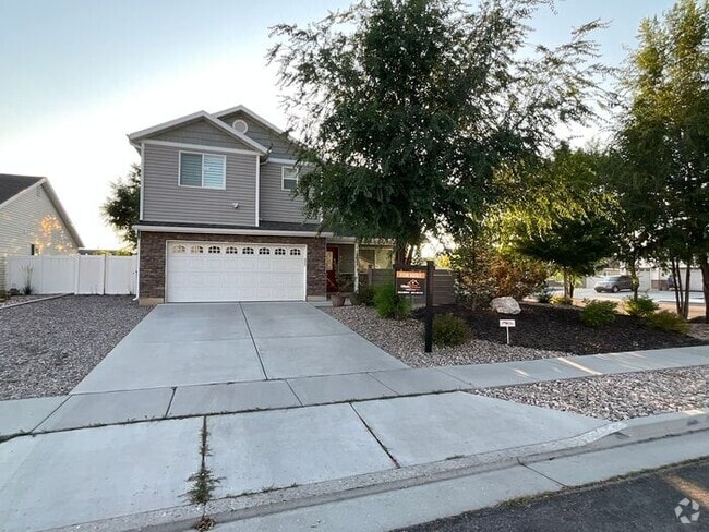 Building Photo - 4 bdrm 3 bth Home 2 Car Garage- Small Dog ...