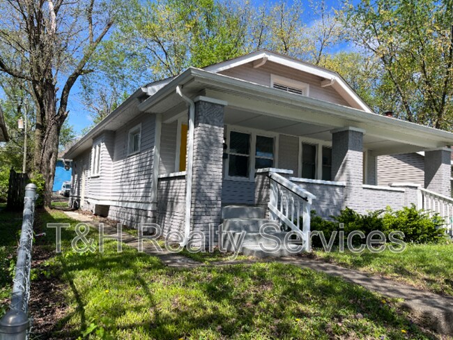 Photo - 922 Lasalle St