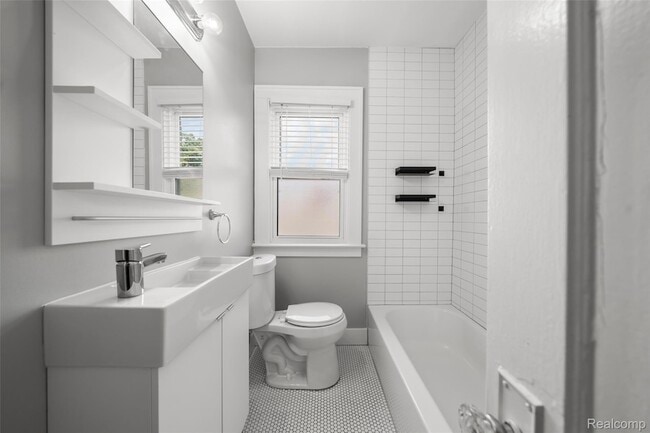 Photo - 242 W Webster St