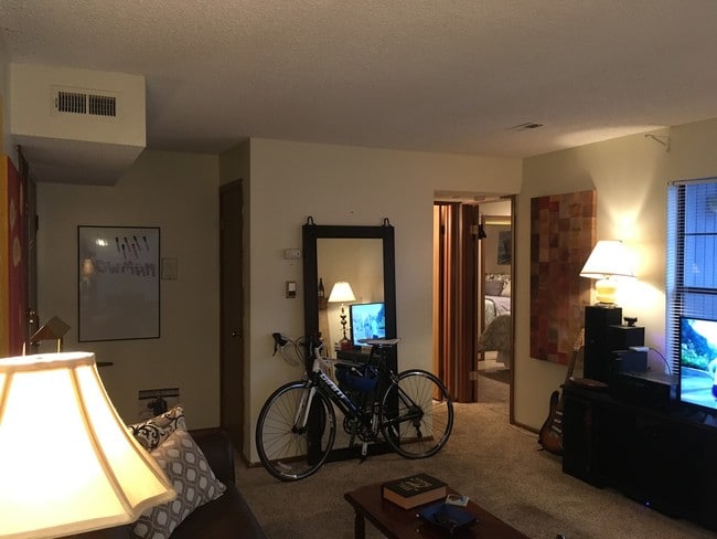 Building Photo - 8153 Holmes Rd Unit 201