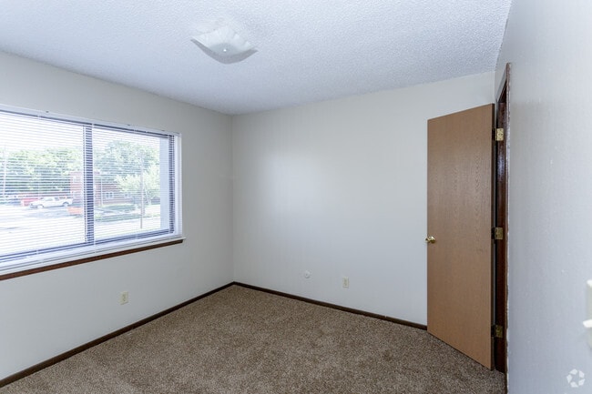 2BR, 1BA - 900 SF
