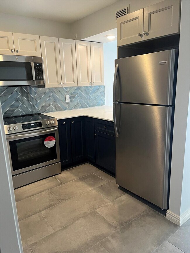 Photo - 9440 Live Oak Pl Unit 306