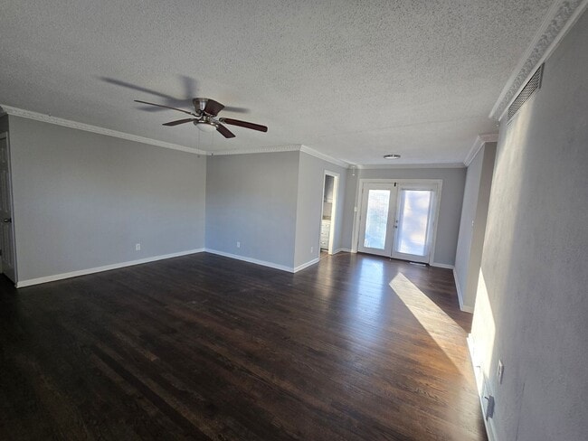 Photo - 3 Bedroom Ranch with large fenced in backyard