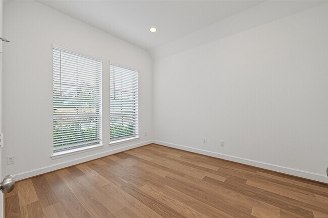 Photo - 319 Silver Sage St