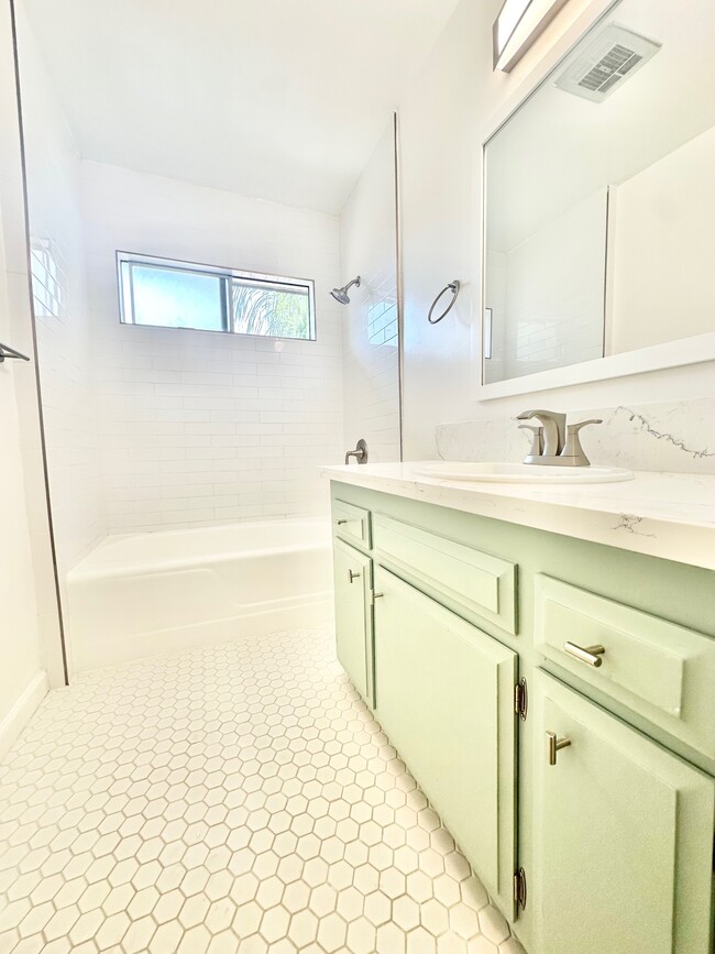 Photo - 10707 Landale St