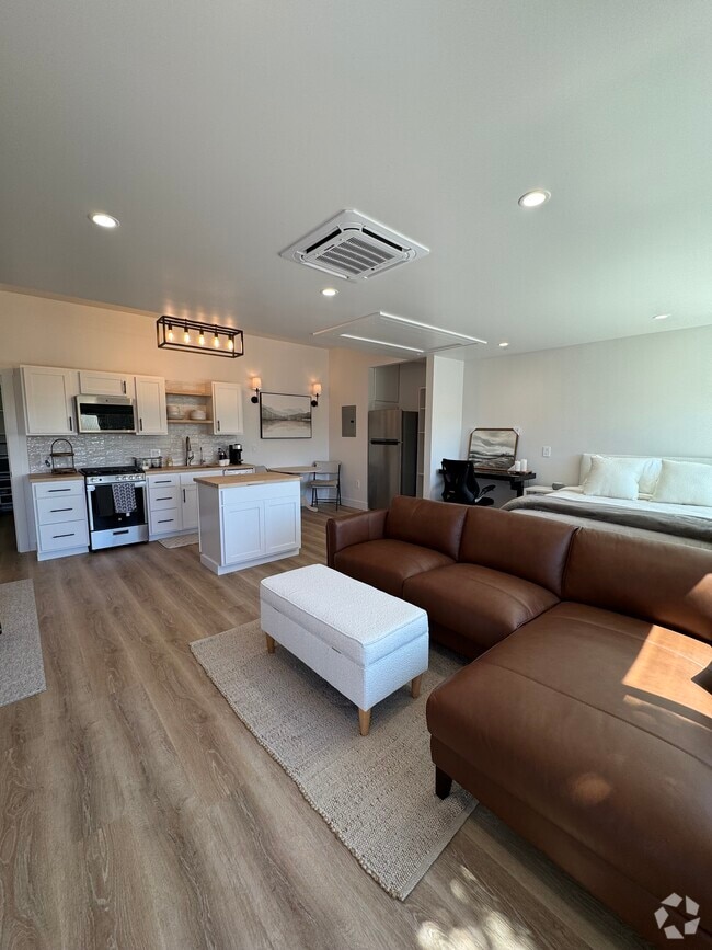 Building Photo - 245 Country Hills Ln Unit Remodeled Bright Cottage Rental