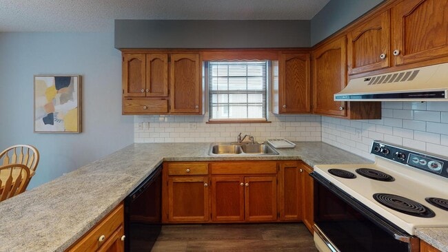 Photo - 721 SE Redwood Ln