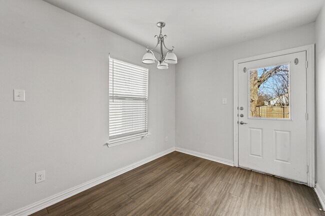 Photo - 727 W Johnson St