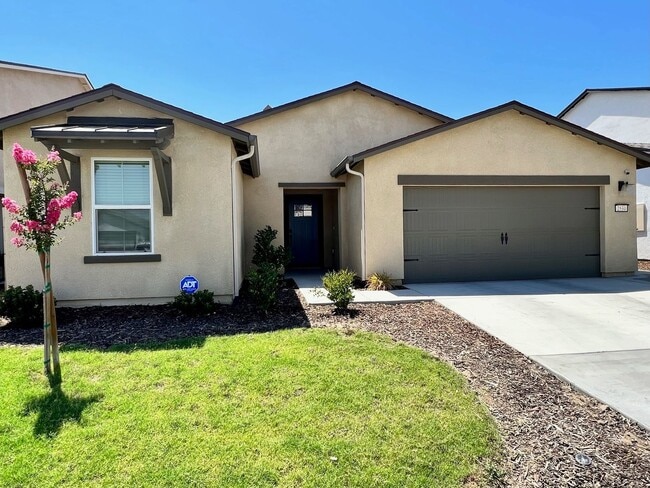 Building Photo - Almost Brand New 4 bedroom home in great South East Visalia neighborhood with Solar