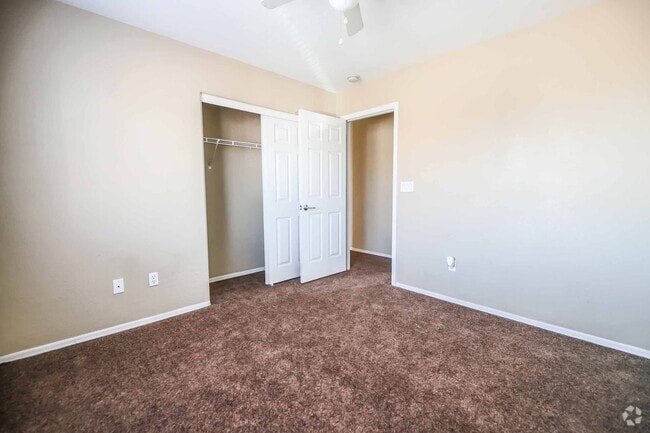 Building Photo - 3 BEDROOM HOME!