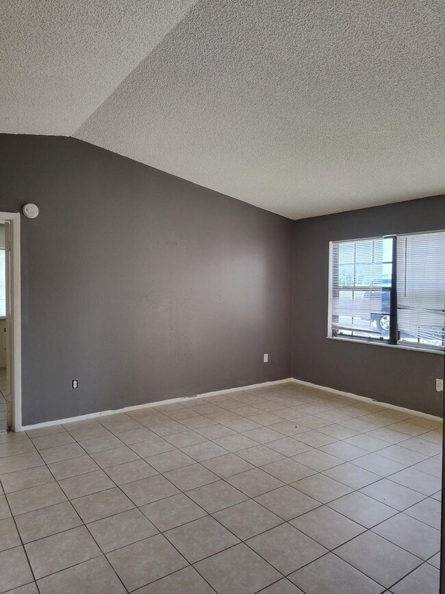 Photo - Welcome to Silver Springs Shores–Plaza Ridge – Comfort, Convenience & Affordability in the Heart ... Unidad 102E