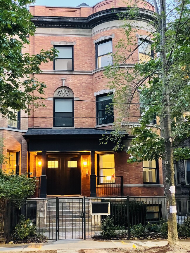 Building Photo - 843 W Wellington Ave Unit G