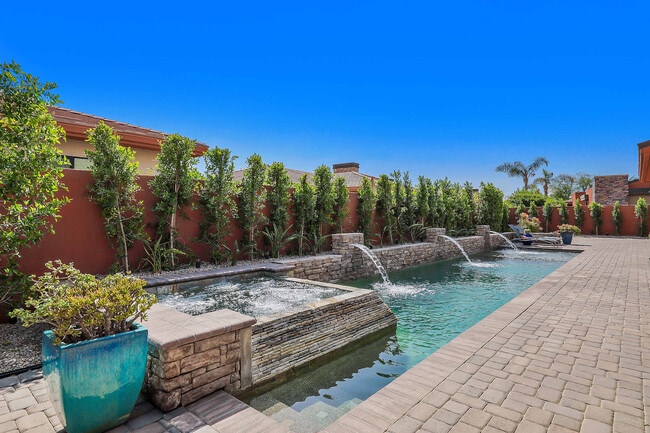 Photo - 50070 Vía De Moda