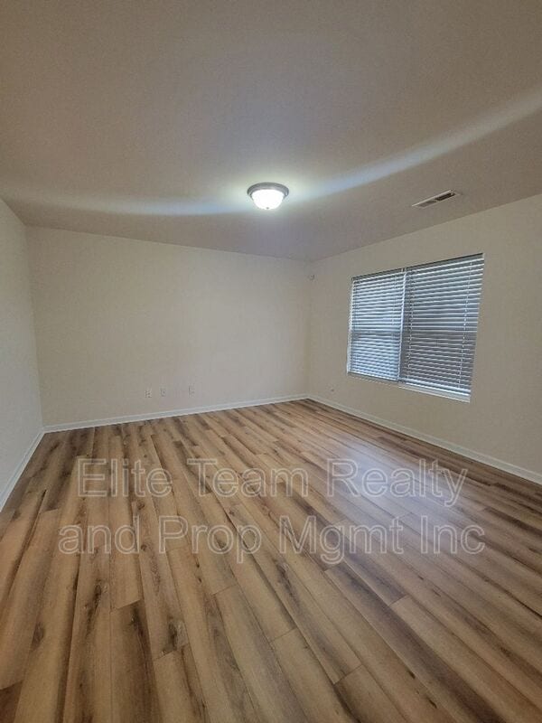 Photo - 5823 Hewitt Dr