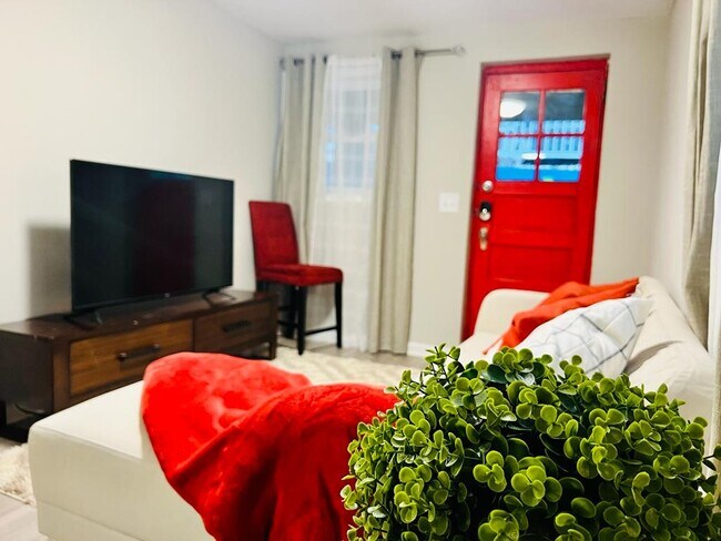 Photo - 1087 Windsor St SW