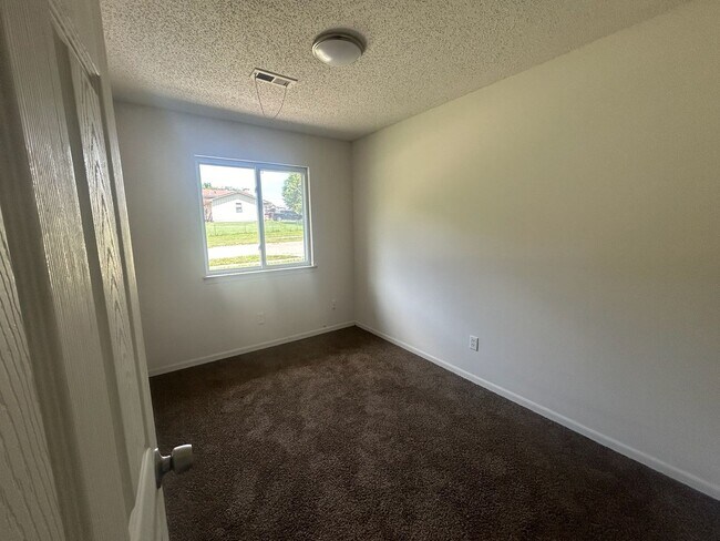 Photo - Charming 3 bed 1 bath house!