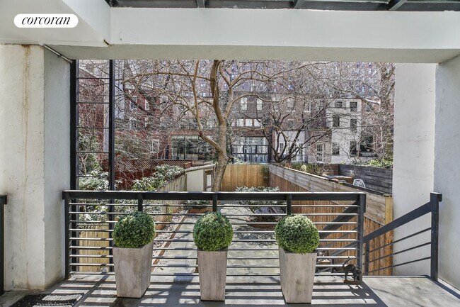 Photo - 448 W 25th St