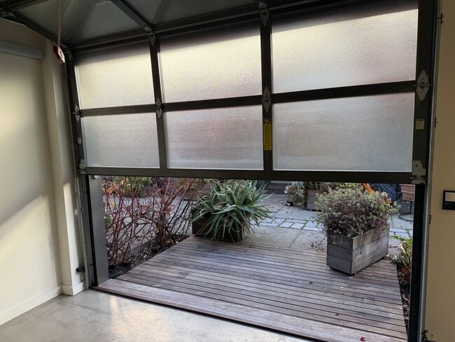Photo - Bright Live-Work Studio & Tall Ceilings on Adeline in Oakland Unidad 6056